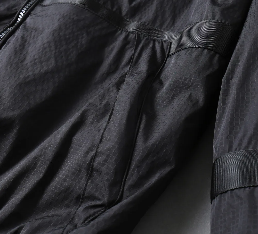Burberry's 2026 early autumn counter New Arrival casual fashion jacket has an ultra-avant-garde design style, is delicate and comfortable, and is very lightweight and not easy to wrinkle. Multiple craftsmanship. The overall design is quite visual. The upper body is casual and stylish, with a certain degree of stiffness. It is definitely recommended for the temperament that is at the forefront of fashion. It is a must-have for urban leisure. Size M-XXXL
